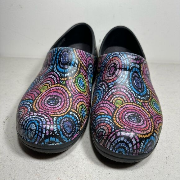 CROCS Dual Comfort Women's Size 8 Colorful Pattern Work Clogs Non-Slip Shoes - Picture 3 of 7